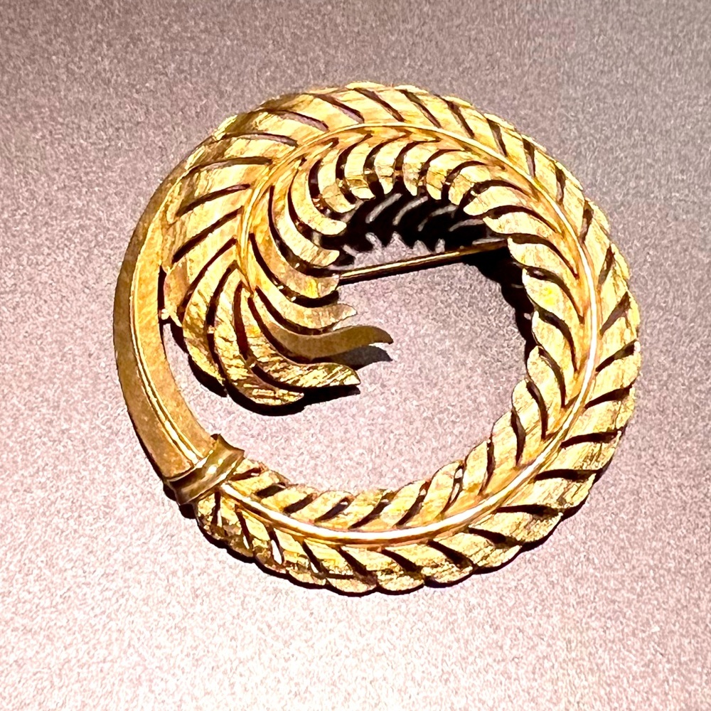 Crown Trifari Gold Tone Round Feathered Brooch EUC